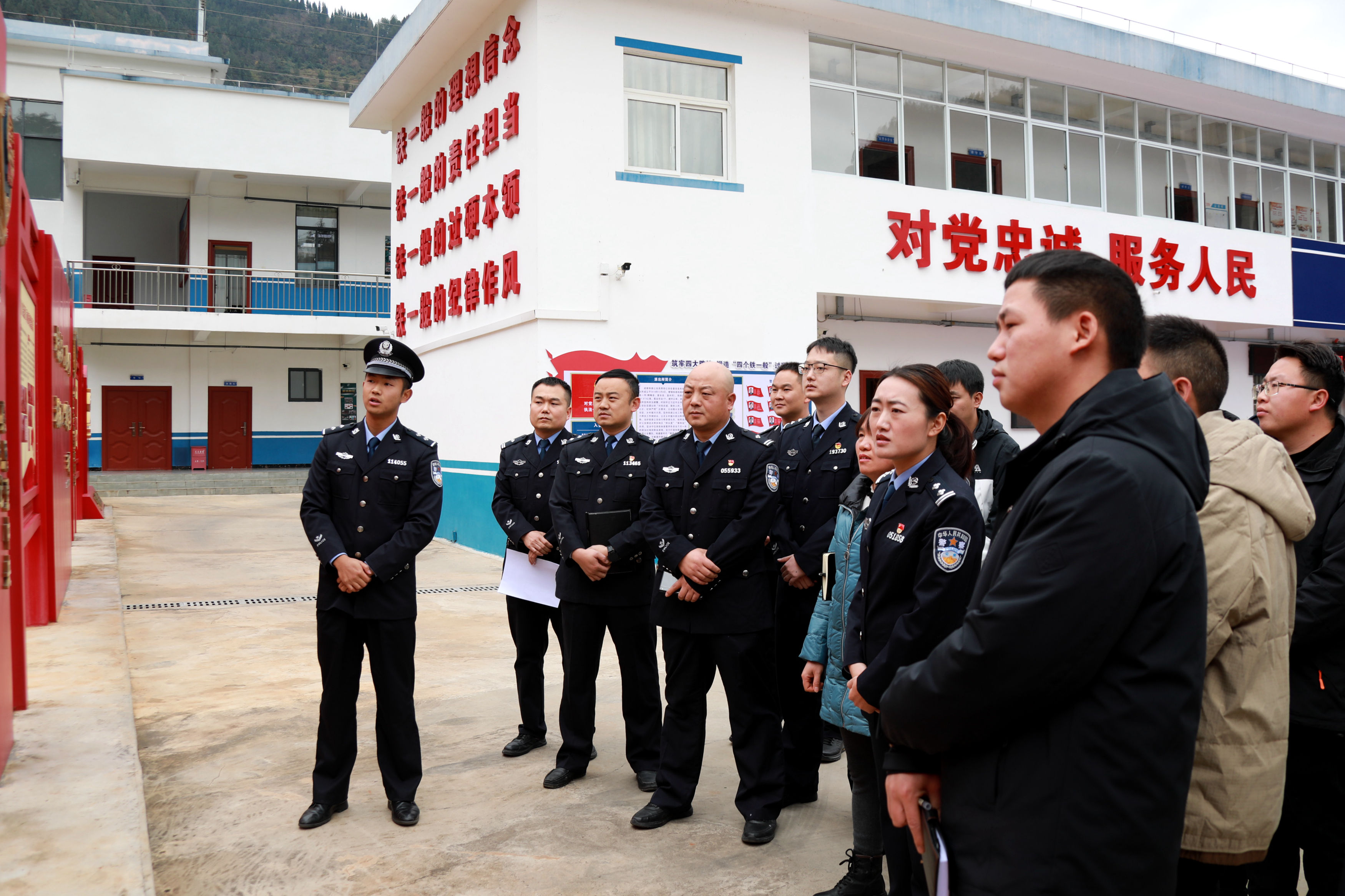 14.村支书参观普安县车站派出所【文威摄】.JPG