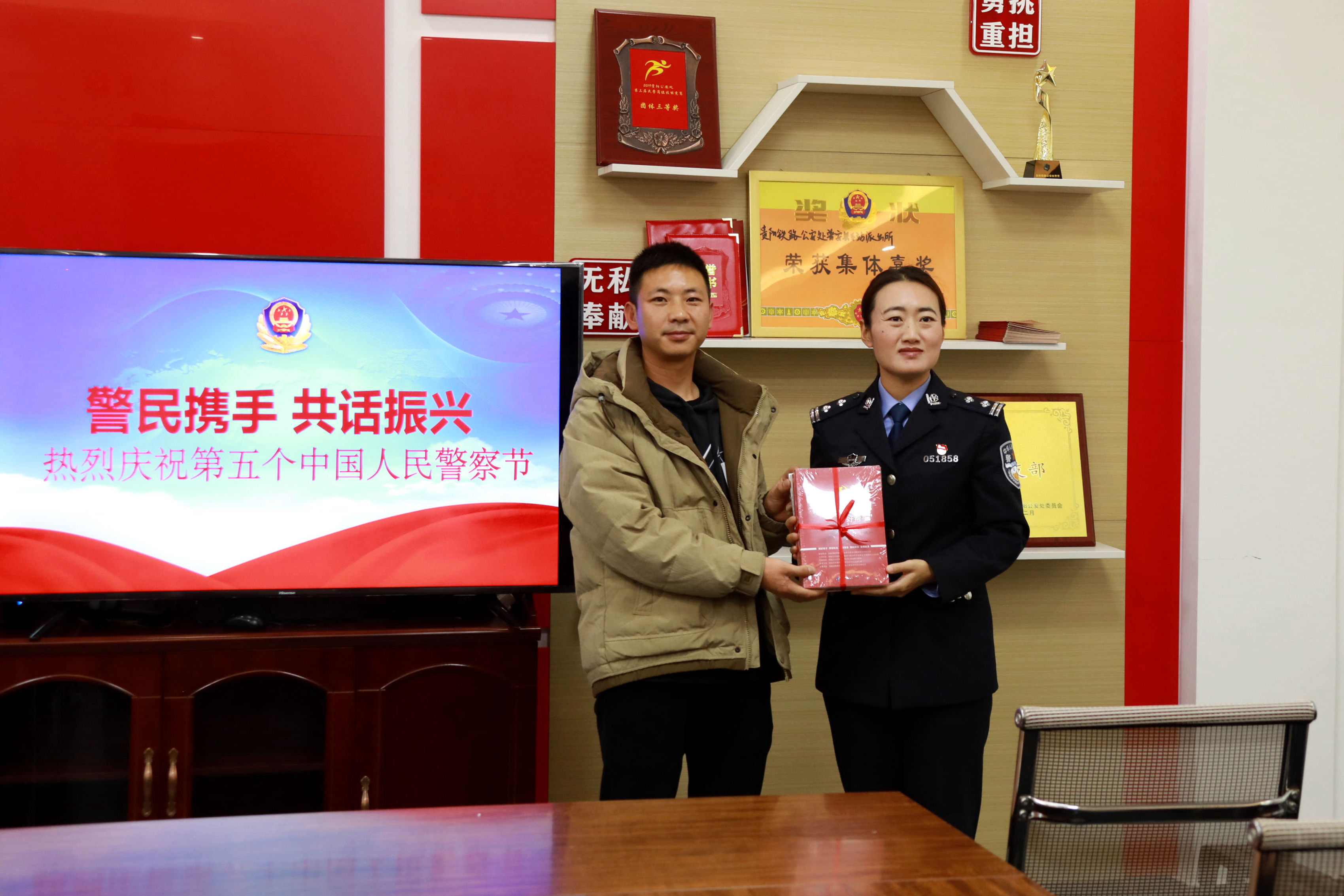16 .为村支书赠送党建、法制类书籍【文威摄】.JPG