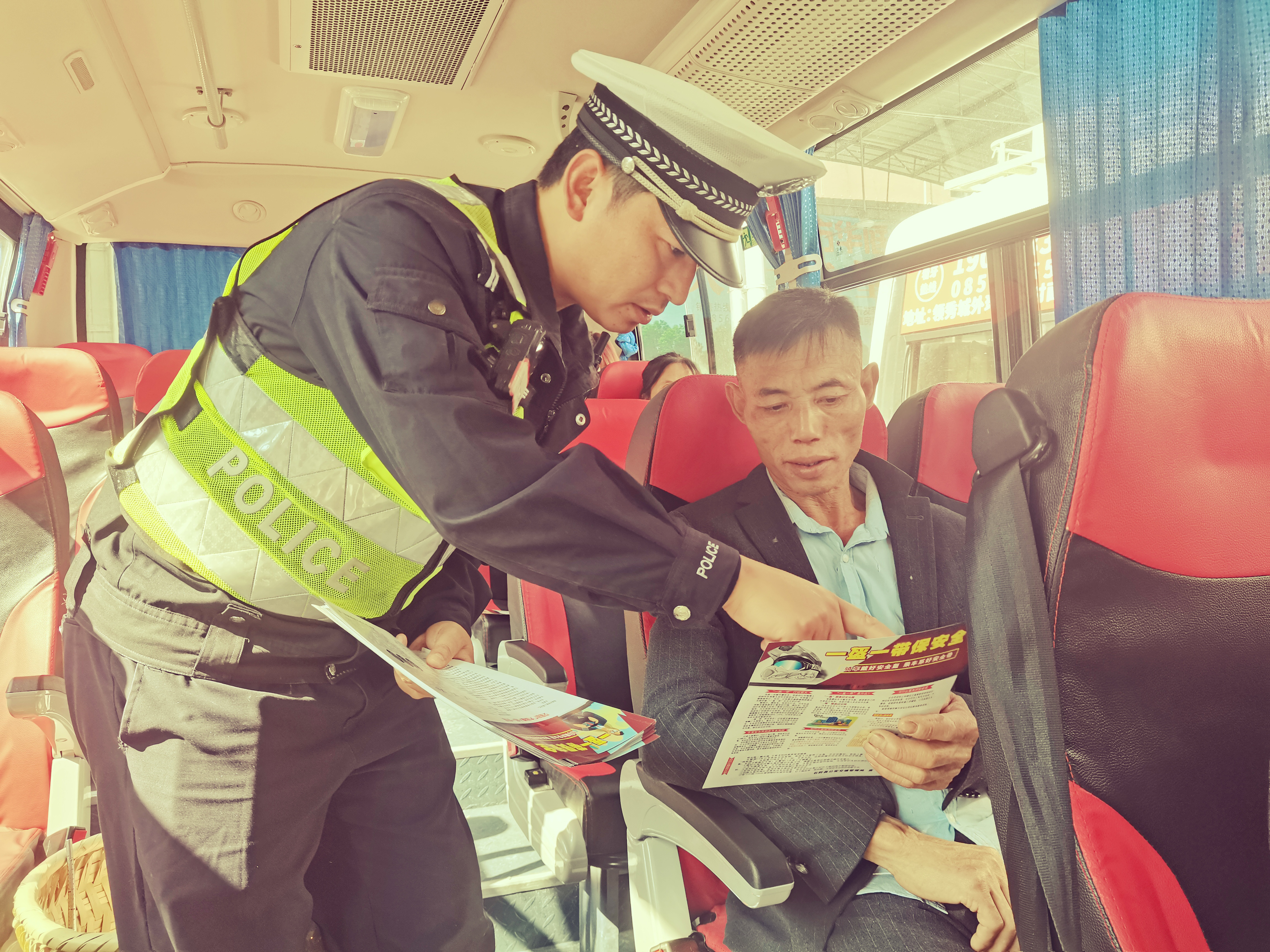 图1:交警“零距离”向乘客宣讲“一盔一带”安全常识.jpg 图1:交警“零距离”向乘客宣讲“一盔一带”安全常识.jpg