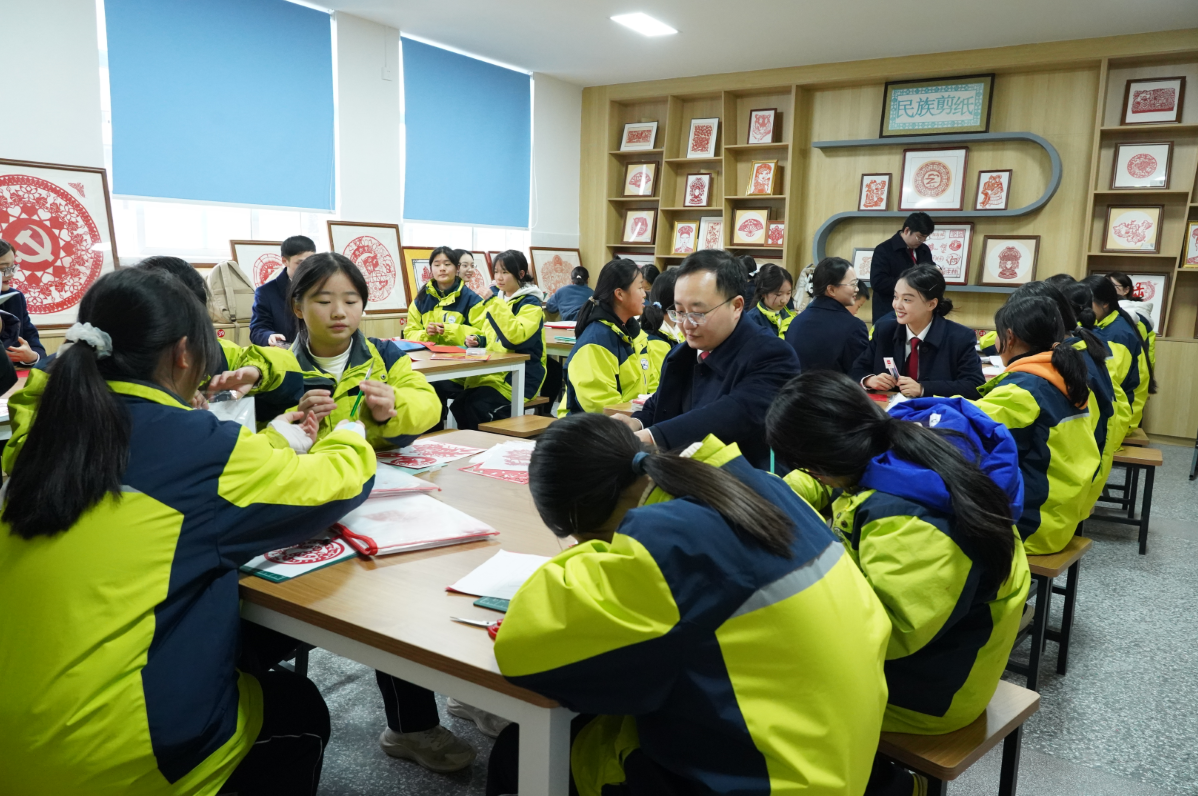 贵州道真自治县人民法院：非遗剪纸“新说法”