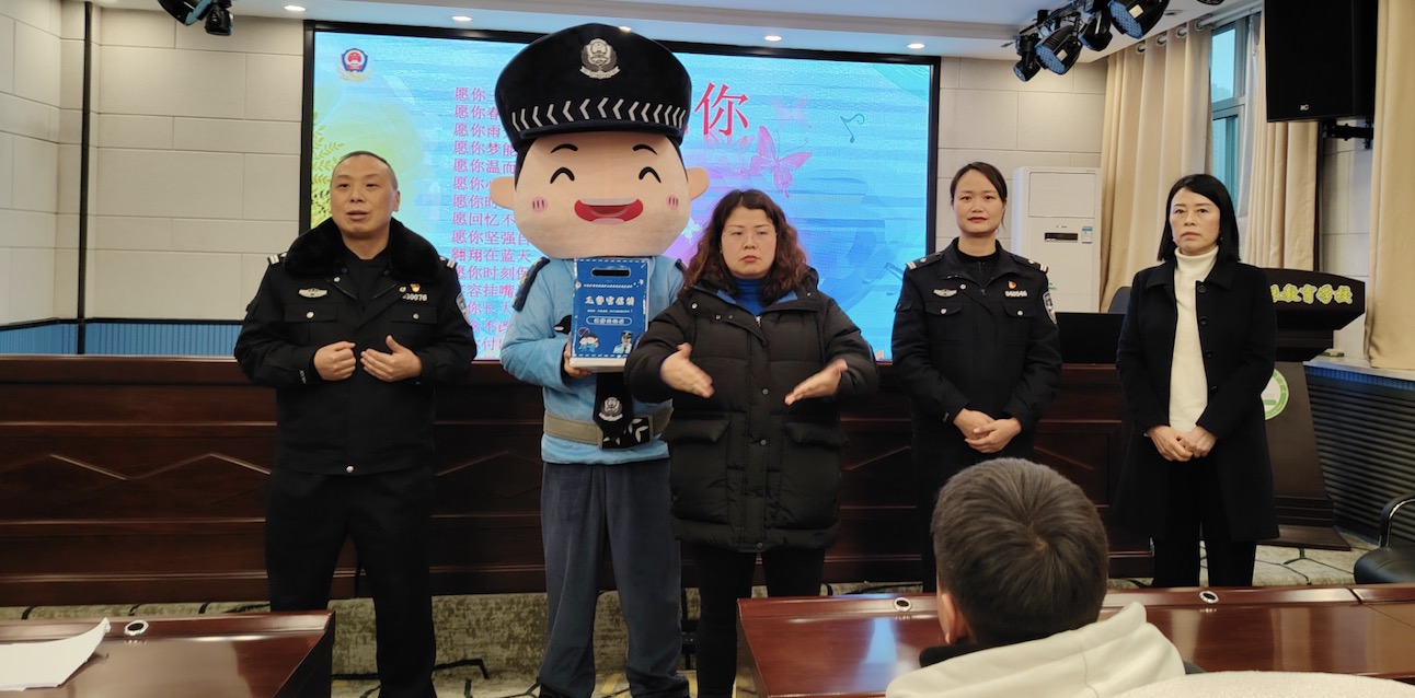 贵州六盘水钟山分局黄土坡派出所法治进校园：为学校学生筑牢法律防线