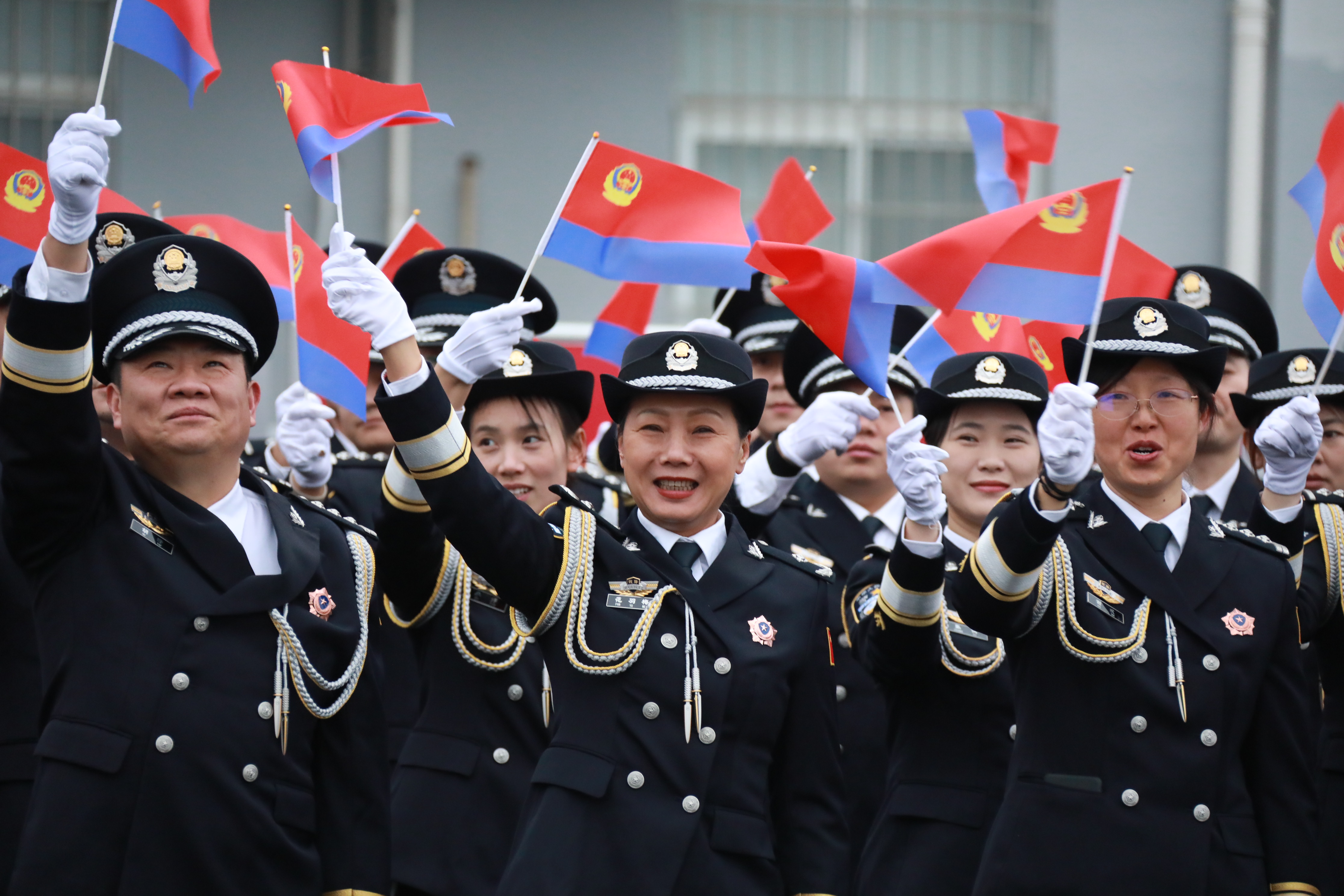 4.举旗共庆【文威摄】.JPG