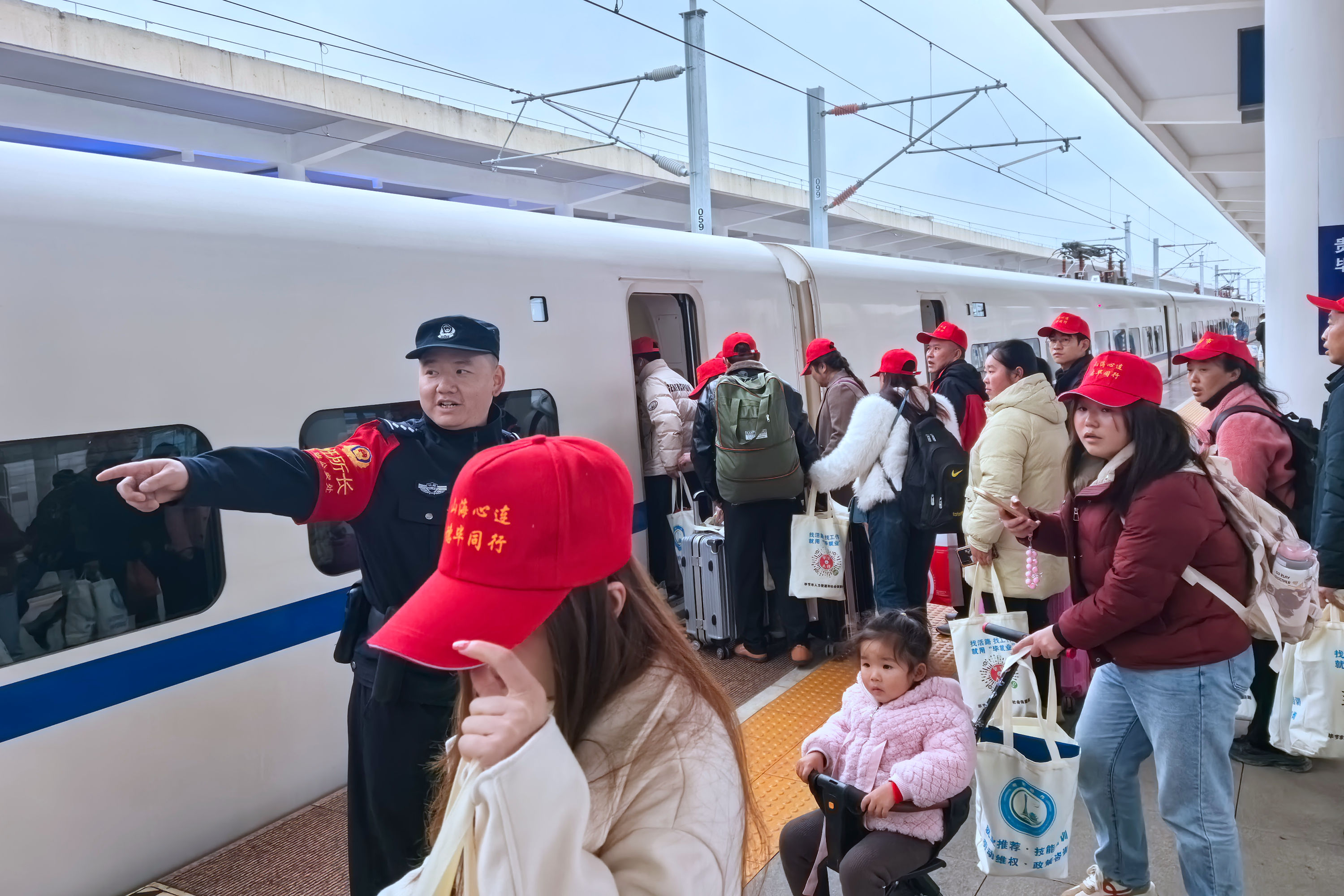 1 民警组织务工人员有序登乘列车.jpg 1 民警组织务工人员有序登乘列车.jpg