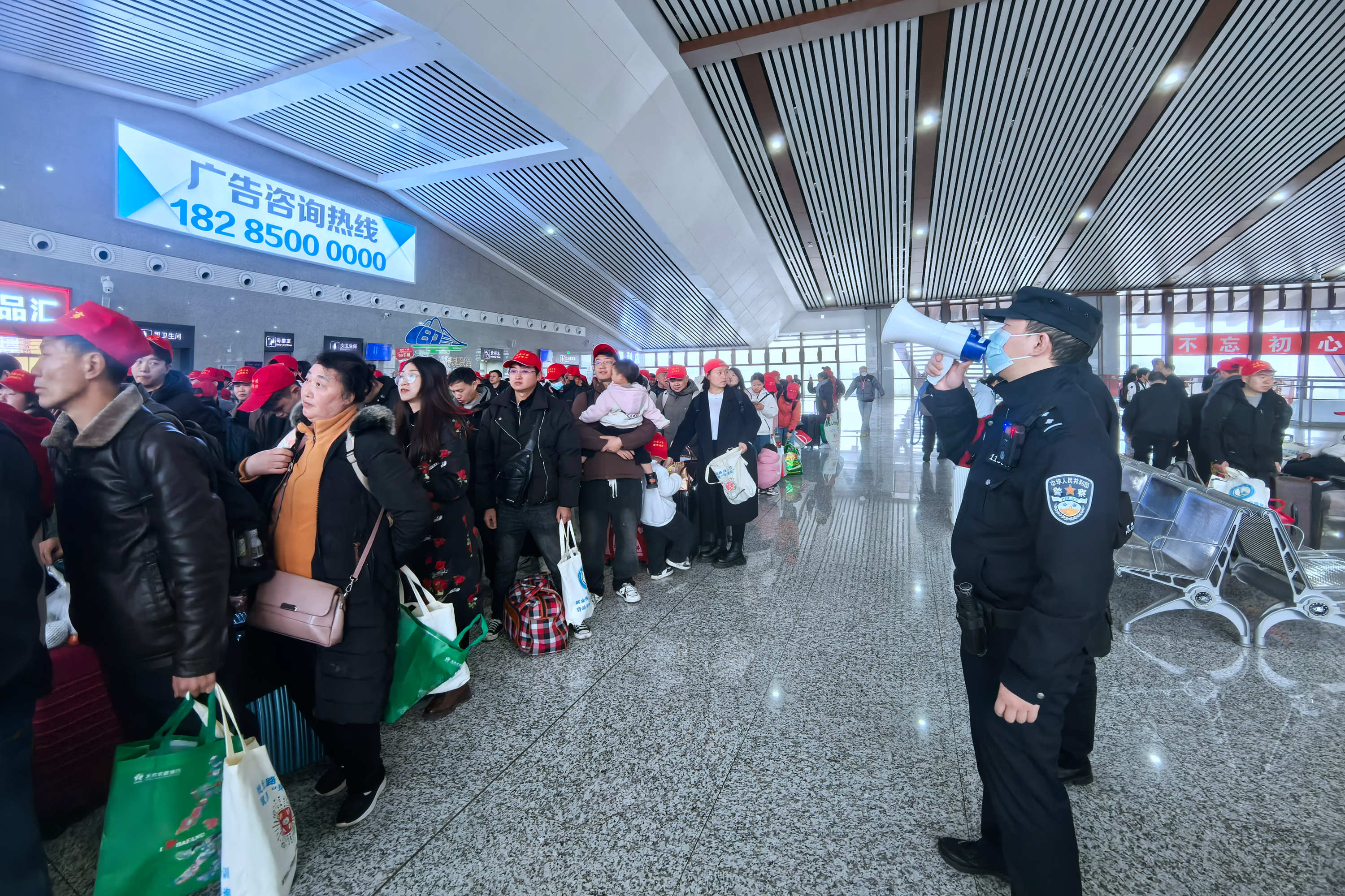 2 民警向务工人员开展旅途安全知识宣传.jpg 2 民警向务工人员开展旅途安全知识宣传.jpg