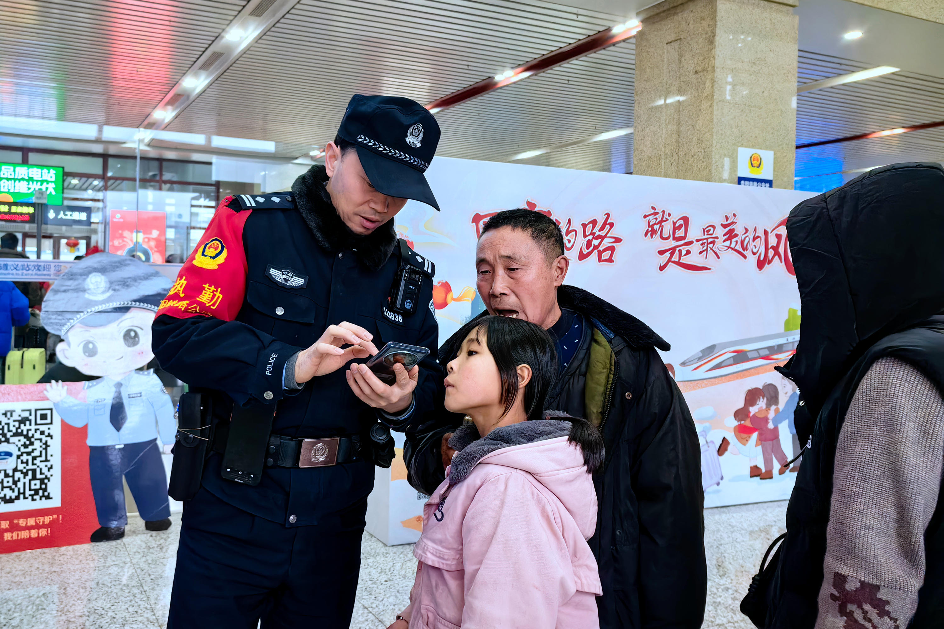 5 民警为返程旅客提供咨询帮助.jpg 5 民警为返程旅客提供咨询帮助.jpg
