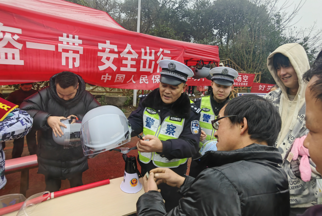 贵州省六盘水市六枝特区公安局交警大队：借力“跳花节” 民俗活动 开展“美丽乡村行”交通安全巡回宣传活动