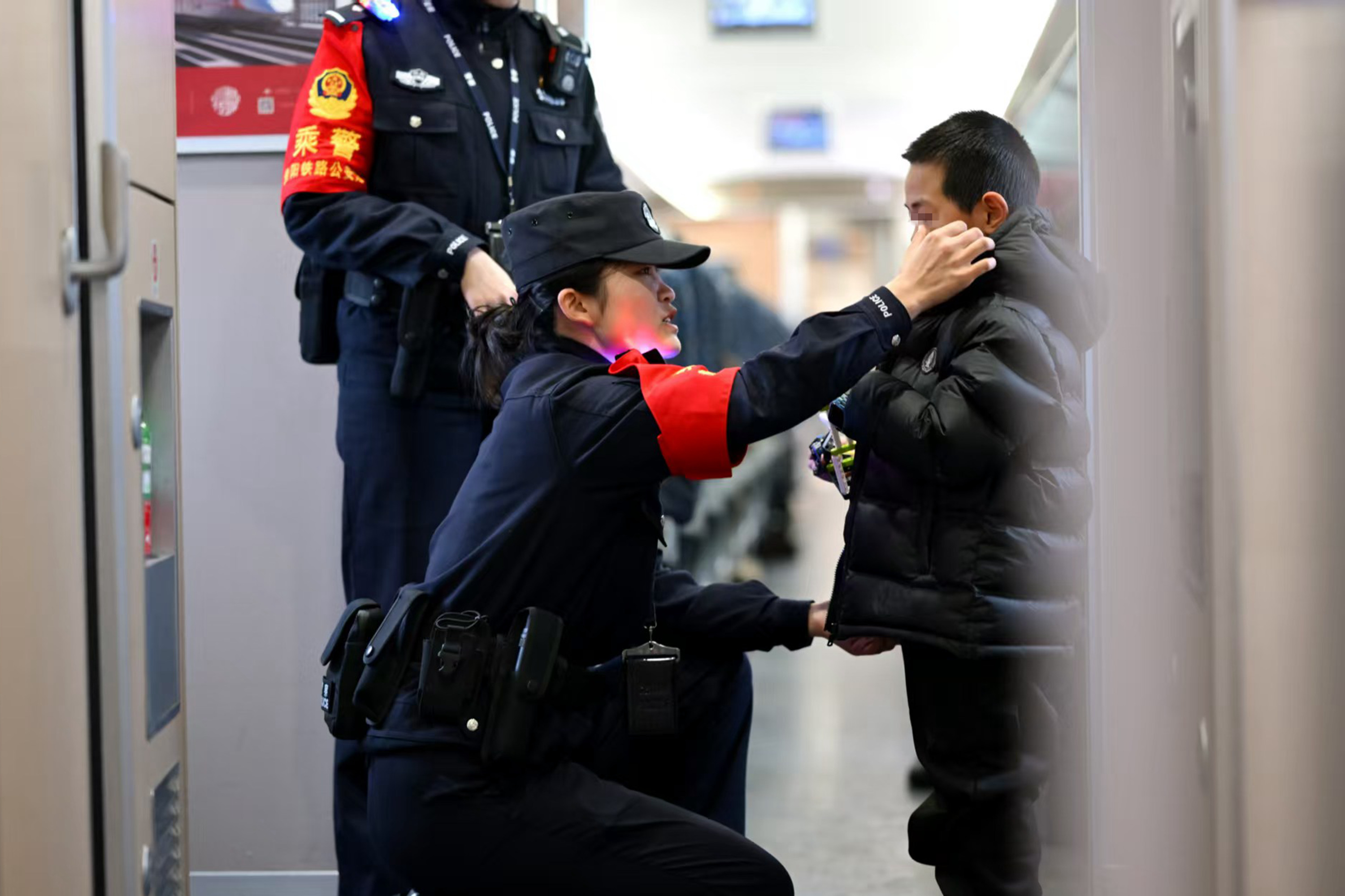 4 贵阳乘警支队民警及时为旅客找回走散儿童。.jpg
