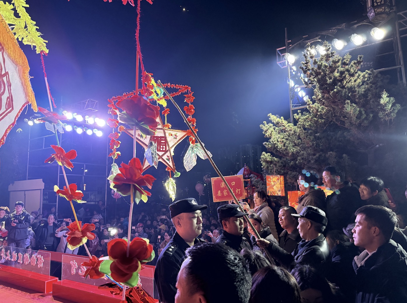探访贵州石阡“元宵灯会”背后的别样“警”色——“非遗灯”点亮夜郎星空　“平安灯”守护喜乐浪漫