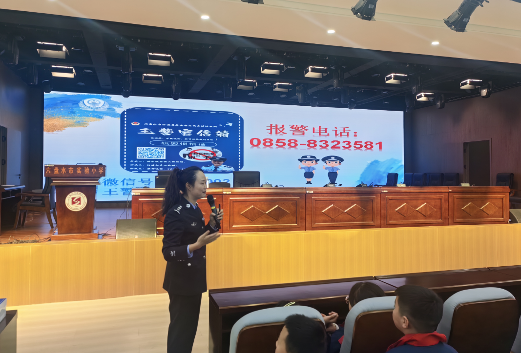 贵州省六盘水市公安局钟山分局黄土坡派出所“藏青蓝直通车”开进辖区学校