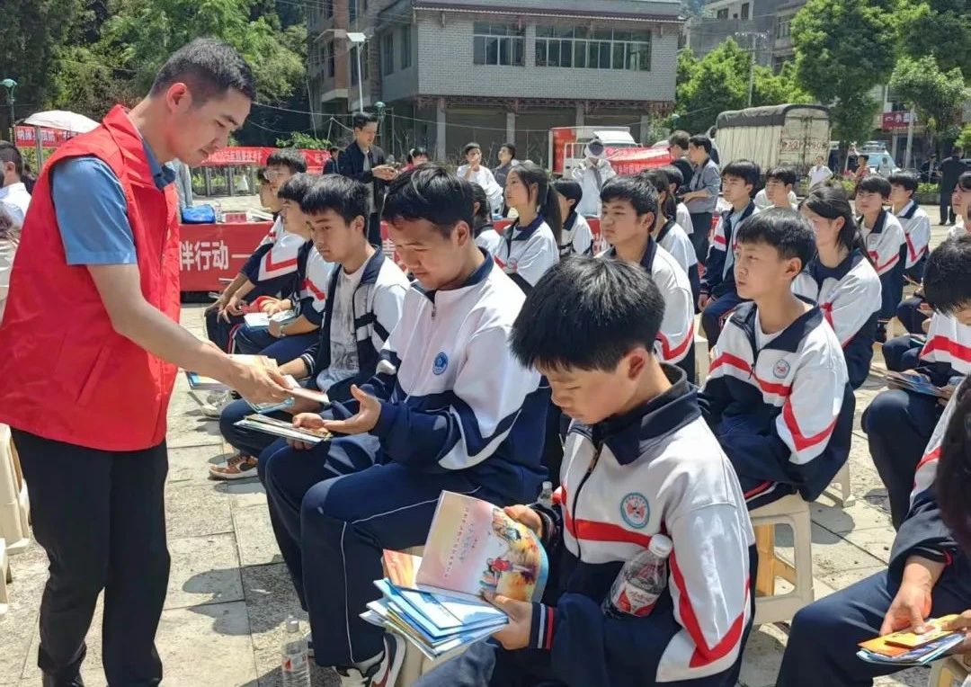 法治文化基层行——贵州省纳雍县法学会青年普法志愿者走进枪杆岩村