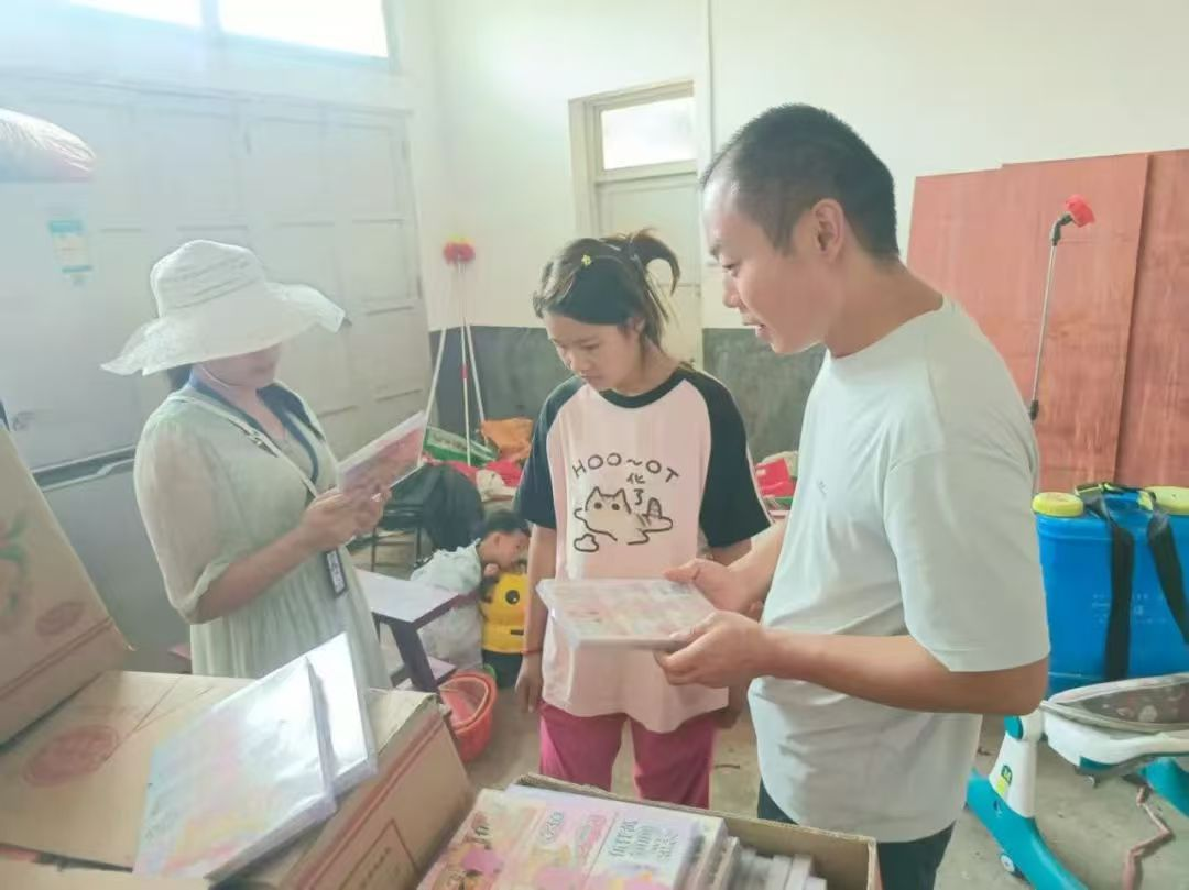 贵州省大方县法学会马场镇工作站为纸火店 “把脉问诊”并普及安全知识