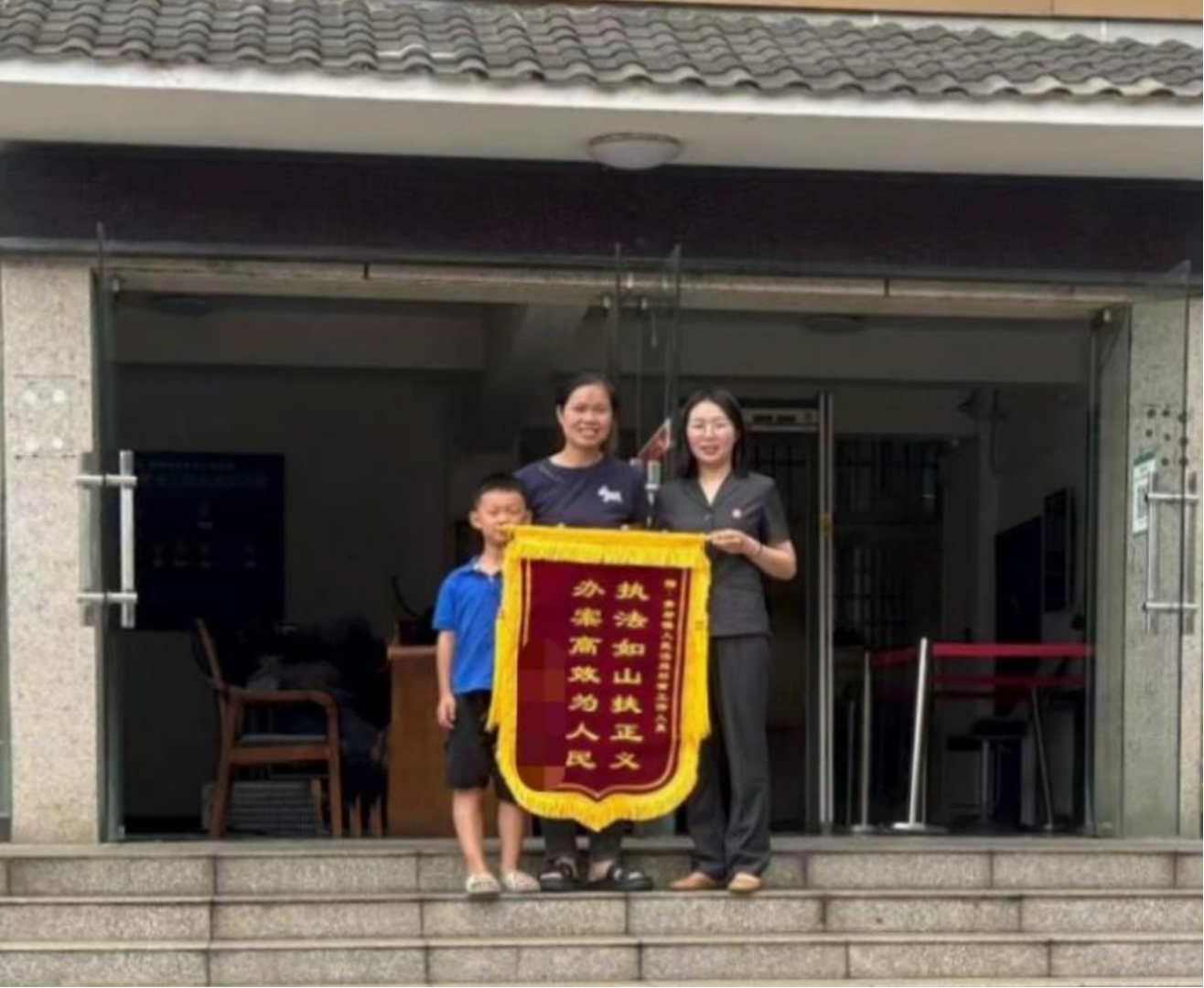 贵州花溪法院：高效办案解民忧 锦旗致谢映初心