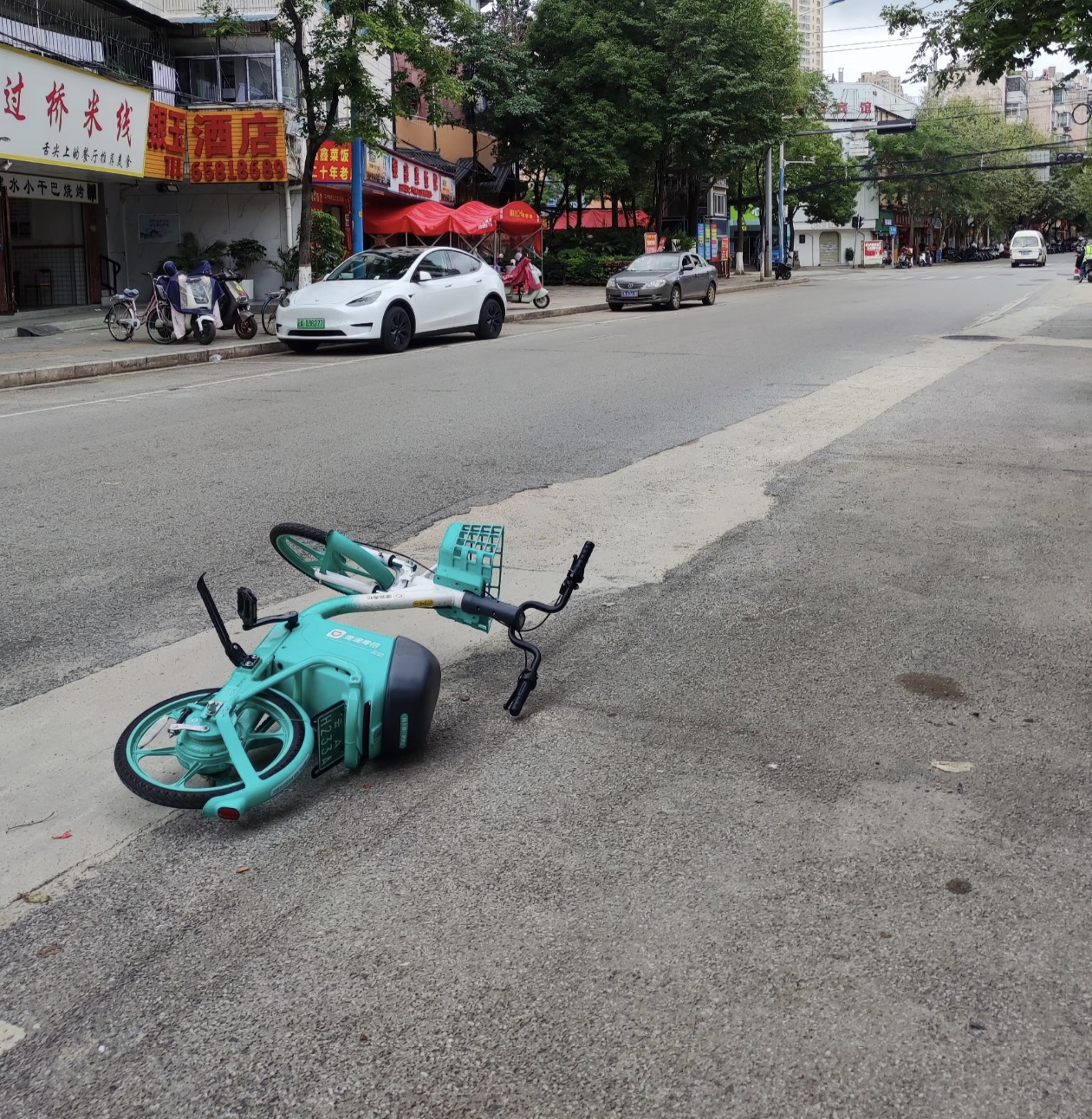 共享电动车超出骑行范围断电,骑行者直接停在路边.jpg