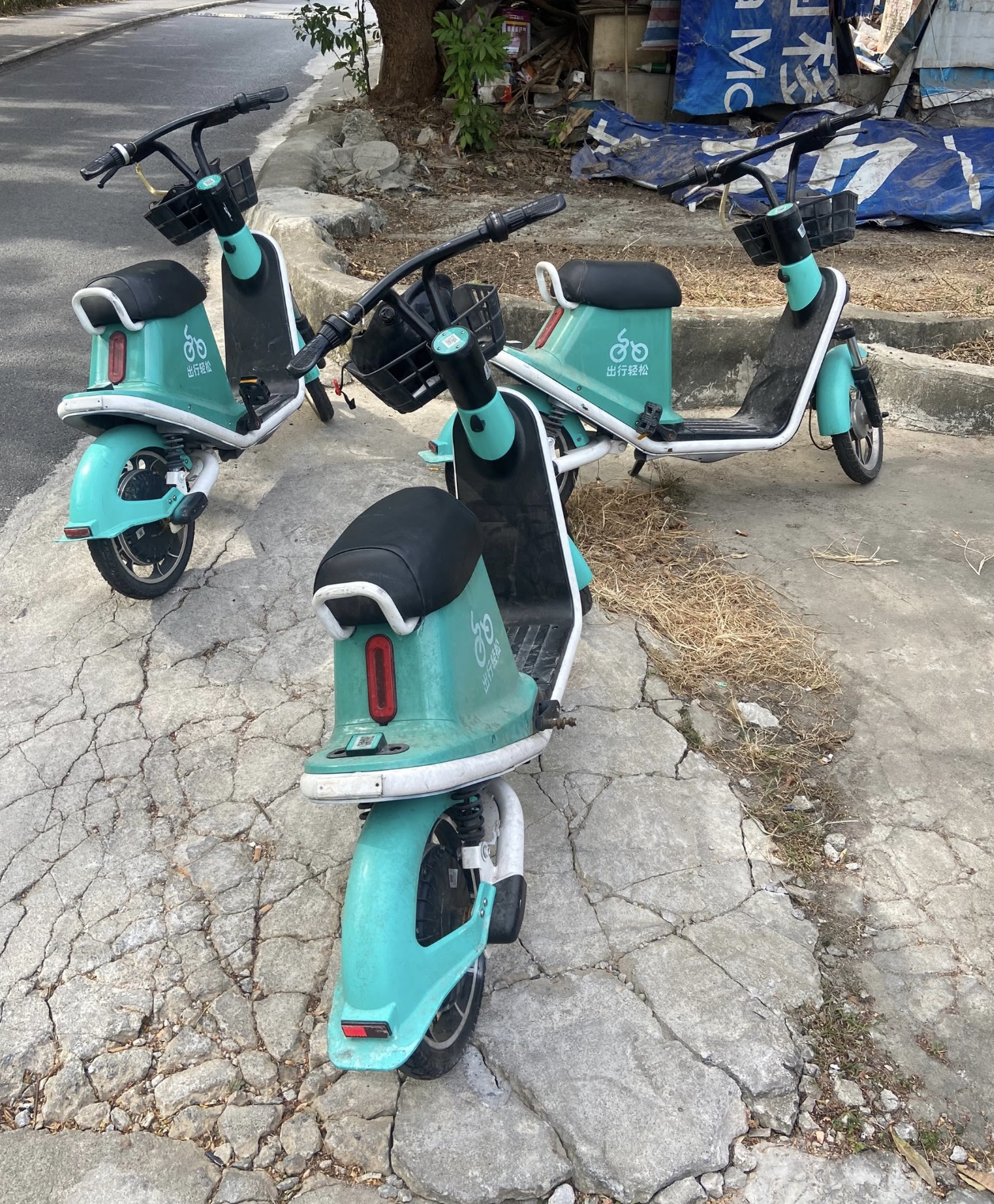 共享电动车未按规定停车.jpg