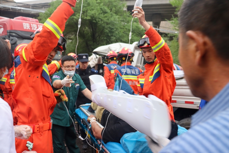 新疆两车相撞森林消防紧急救援