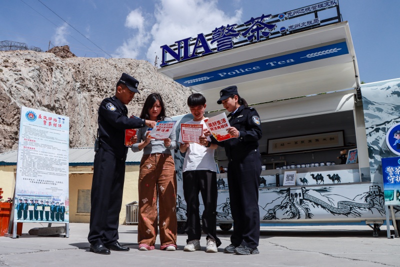 图为民警正在为群众讲解民法典,共创平安边境旅游,“典”亮美好生活 (5)(1).jpg