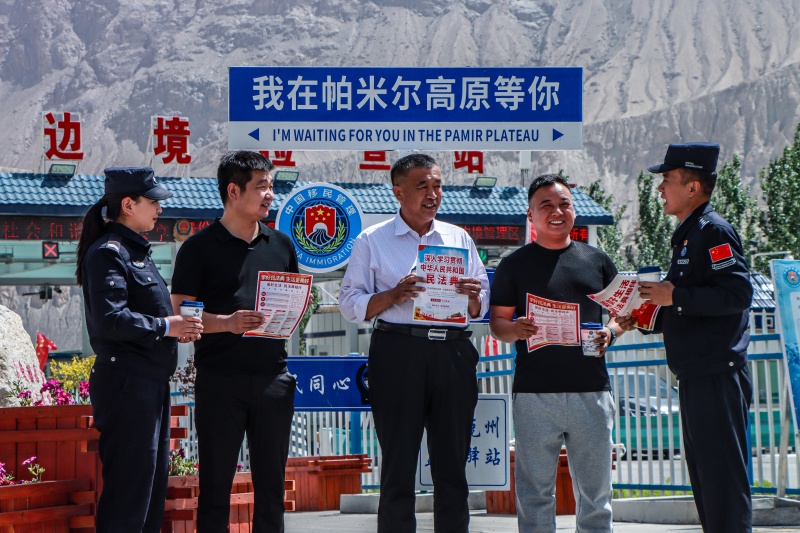 图为民警正在为群众讲解民法典,共创平安边境旅游,“典”亮美好生活 (9)(1).jpg