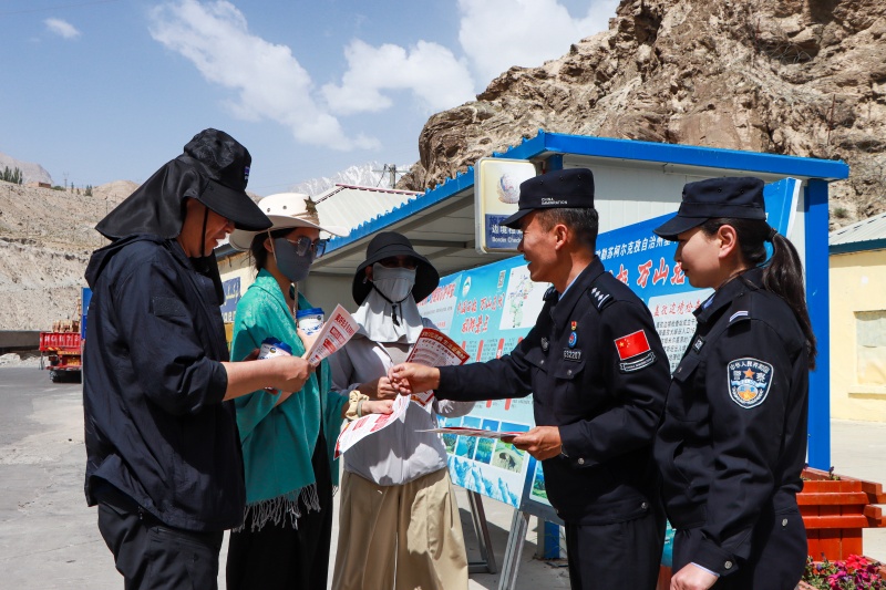 图为民警正在为群众讲解民法典,共创平安边境旅游,“典”亮美好生活(1).jpg