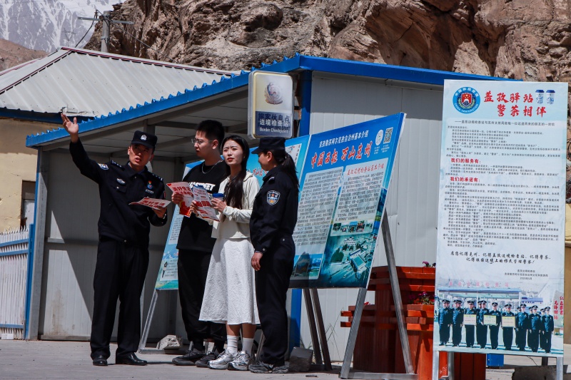 图为民警正在为群众讲解民法典,共创平安边境旅游,“典”亮美好生活 (10)(1).jpg