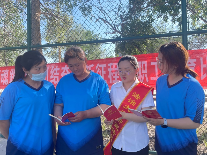 工作人员对篮球赛参赛人员进行普法宣传(1).jpg
