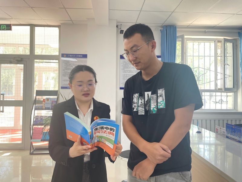 工作人员在社区对职工群众进行宣传(1).jpg