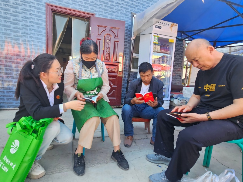 工作人员在市场对职工群众进行宣传(1).jpg