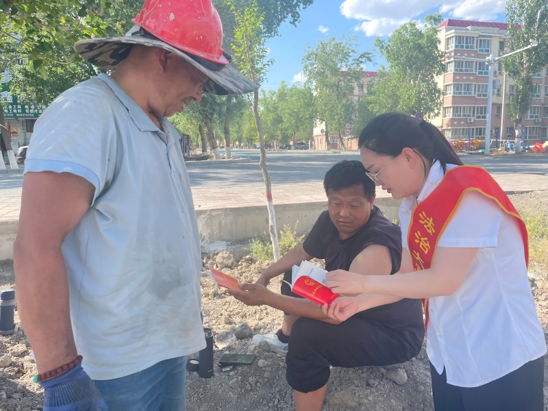 工作人员向修路施工人员进行普法宣传(1).jpg