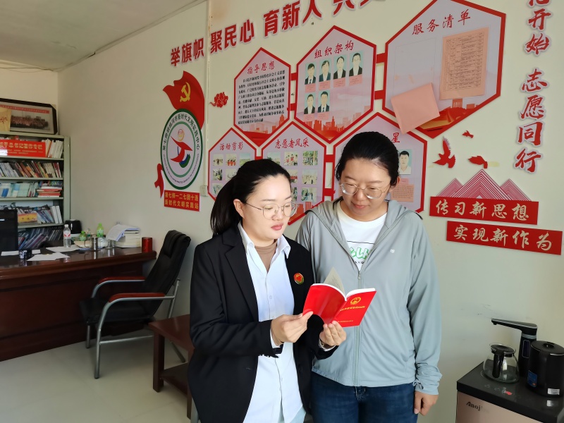 工作人员在连队党群服务中心进行宣传(1).jpg