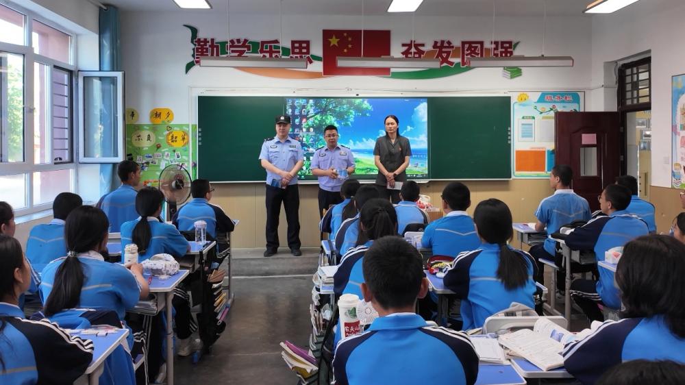 法治护航成长路  守护少年向未来——新疆生产建设兵团第五师八十三团“法律三员”进校园共讲民法典