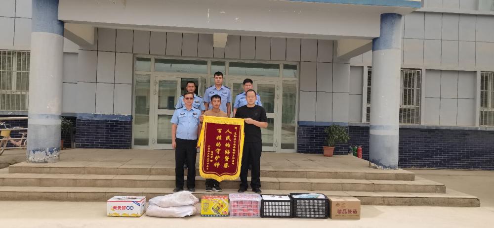 历时15小时！新疆策勒县公安局戈壁滩深夜救援走失老人