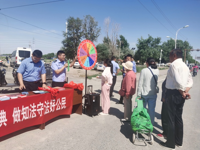 图为职工群众踊跃参与活动现场(1).jpg