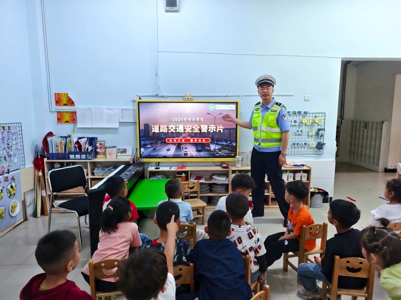 “六一”交警进校园  交通安全伴“童”行——新疆哈巴河县公安局交警大队为幼儿园上“知危险 会避险”交通安全教育社会实践课