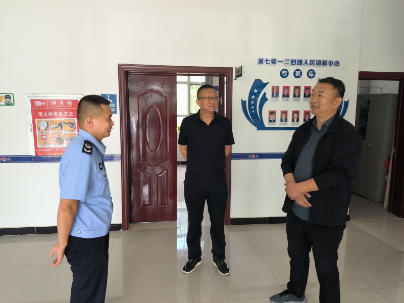 5月27日,第七师胡杨河市司法局与新疆乌苏市司法局携手共建的首个“兵地联合调解工作站”在一二四团司法所成立,双方代表实地考察一二四团司法所基础设施建设情况。(1).jpg