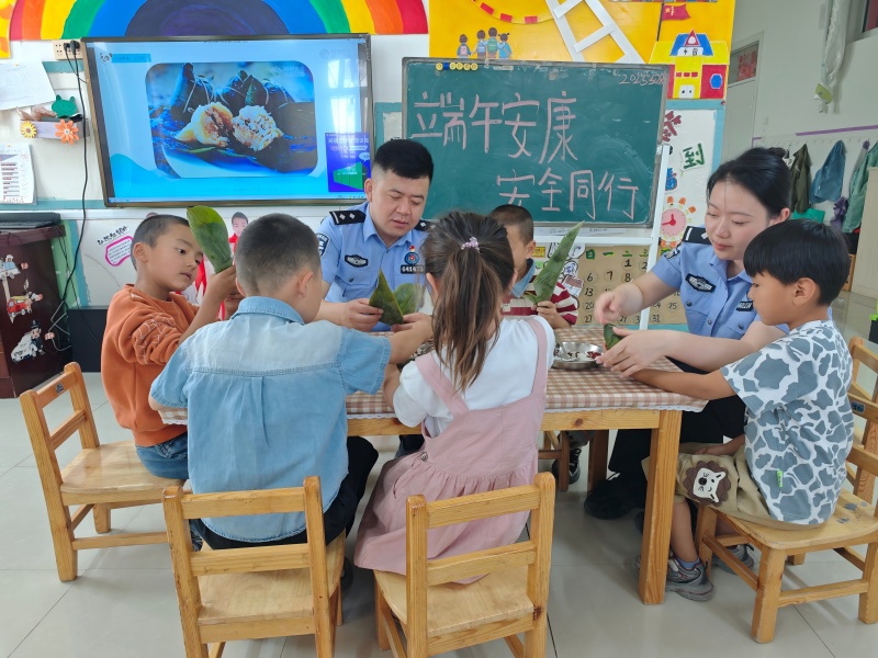 粽叶飘香话平安，警心童心庆端阳——新疆克州边境管理支队吐尔尕特口岸边境派出所联合幼儿园开展“端午安康 安全同行”活动