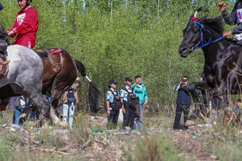 图为移民管理警察在赛马场执勤 (2)(1).jpg