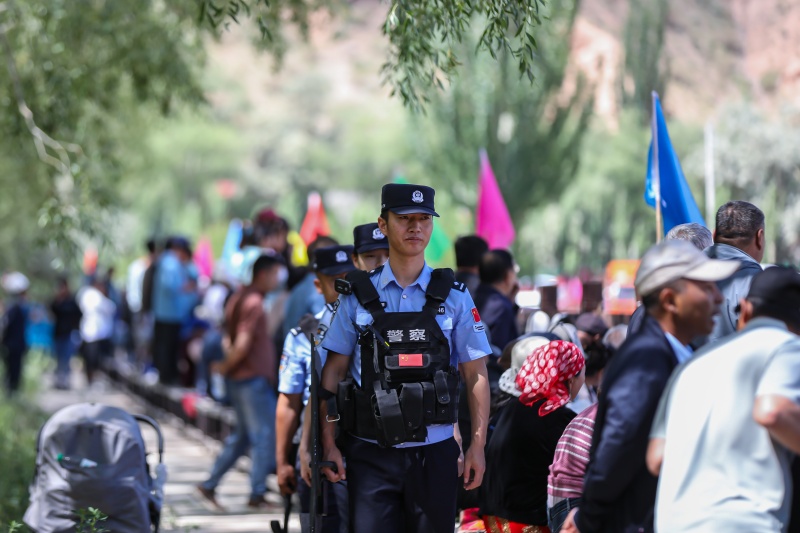 图为移民管理警察在叼羊赛场安保巡逻 (3)(1).jpg