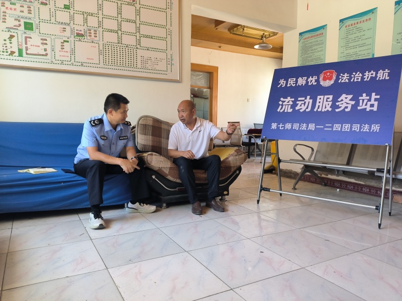 一二四团司法所在高泉泉胜物业开展“法治体检”服务,图为司法所所长肖如意在解答企业负责人法律咨询。(1).jpg
