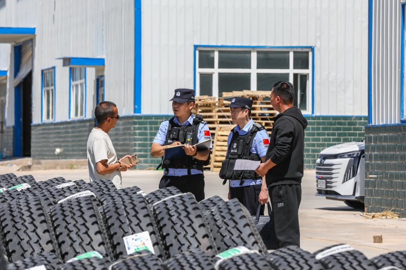 图为民警深入辖区物流公司开展安全大检查 (3)(1).jpg