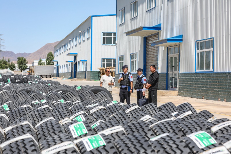 图为民警深入辖区物流公司开展安全大检查 (2)(1).jpg