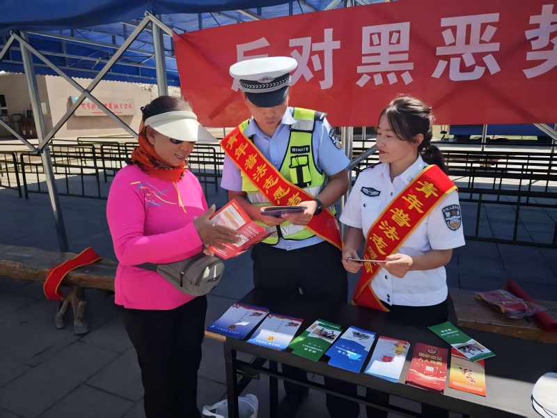 新疆阿勒泰地区富蕴县司法局可可托海镇司法所开展“法治进景区”活动