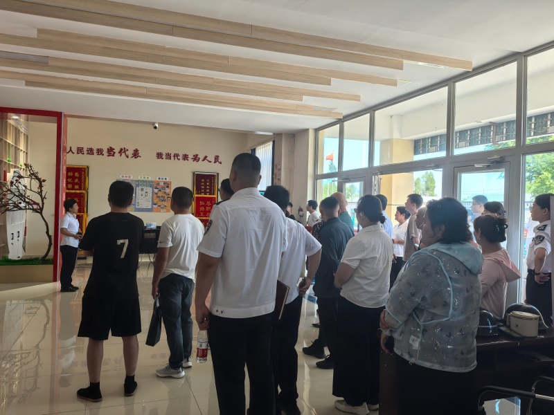 东门外社区党总支书记给居民介绍社区总体情况(薛世凡摄)(1).jpg