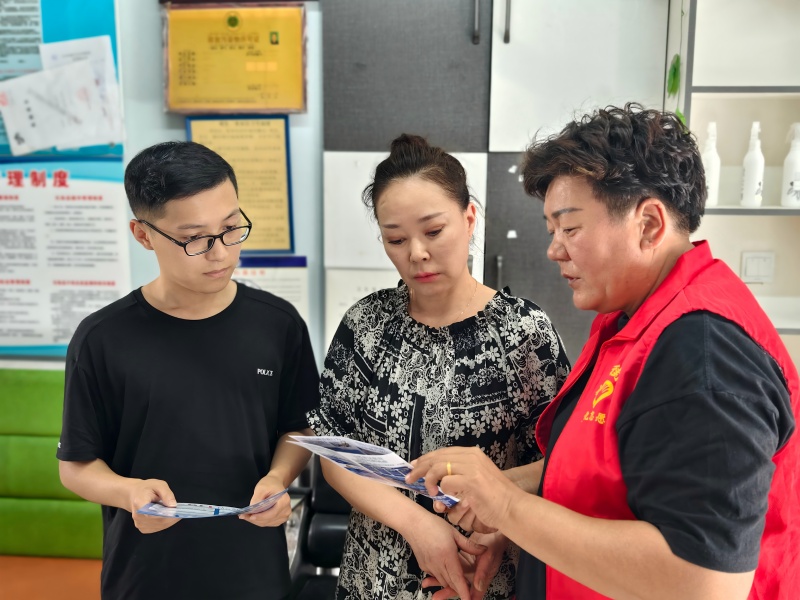 新城司法所干部与伊宁社区普法志愿者进商铺开展反电信诈骗宣传（武敏剑摄）(1).jpg