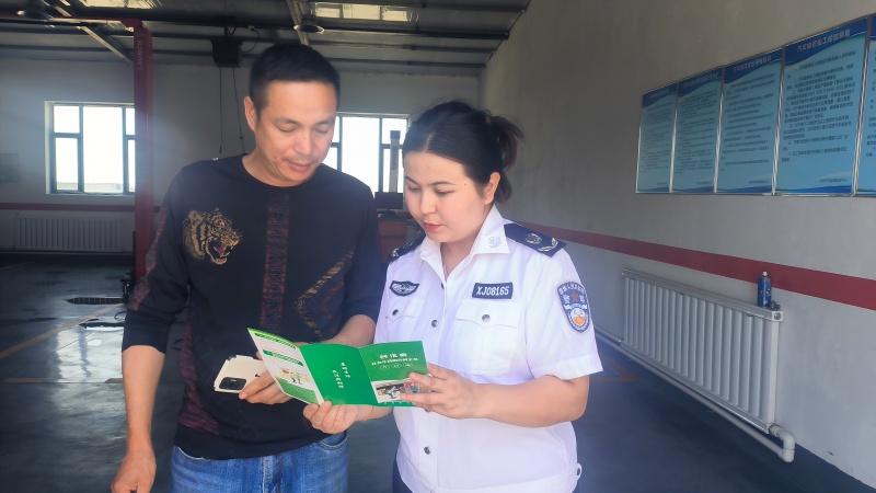 新疆阿勒泰地区富蕴县司法局杜热镇司法所入户宣传普法知识