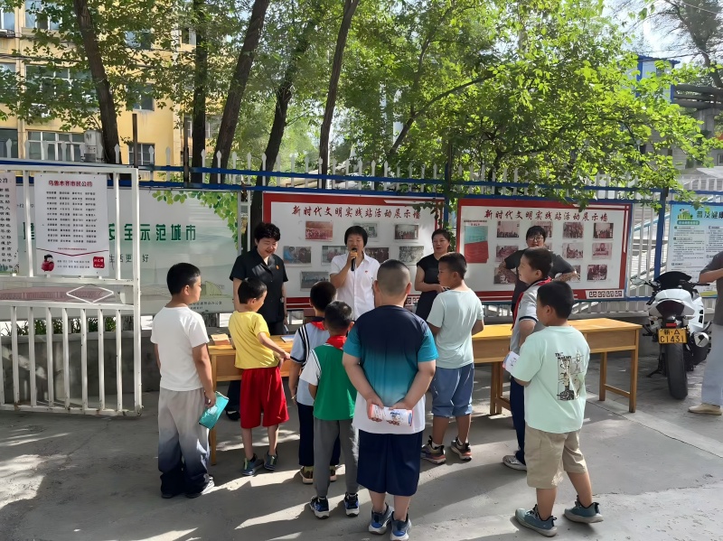 乌鲁木齐市头屯河区人民法院与乌鲁木齐市新风路社区为党员干部中小学生送上法治教育课
