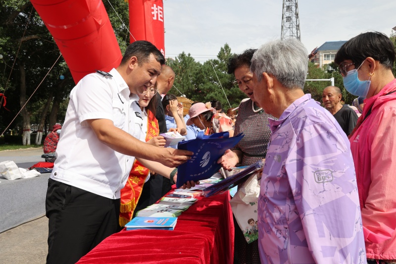 普法志愿者为群众发放宣传资料(1).jpg