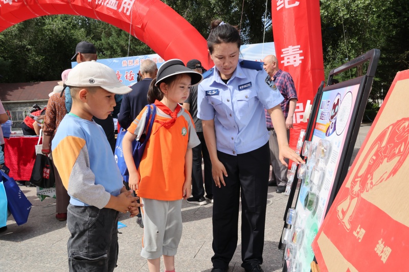 民警在为小学生讲解刻板画及仿真毒品(1).jpg