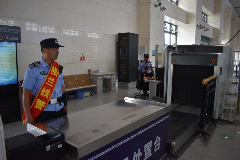 民警坚守岗位,杜绝危险品进站(1).jpg