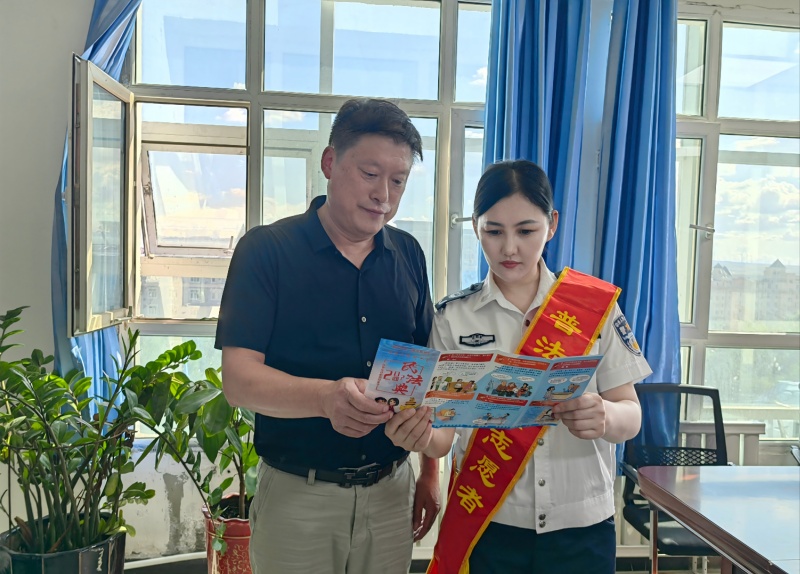 司法局普法志愿者为新就业群体讲解民法典中涉及新就业群体法律条文(1).jpg