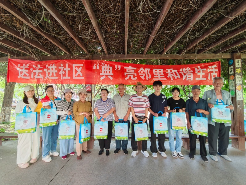 新疆乌苏市司法局开展“送法进社区，典亮邻里和谐生活”主题普法宣传活动