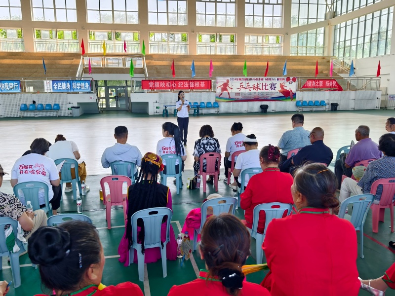 图为:新城街道司法所工作人员开展有奖问答(1).jpg